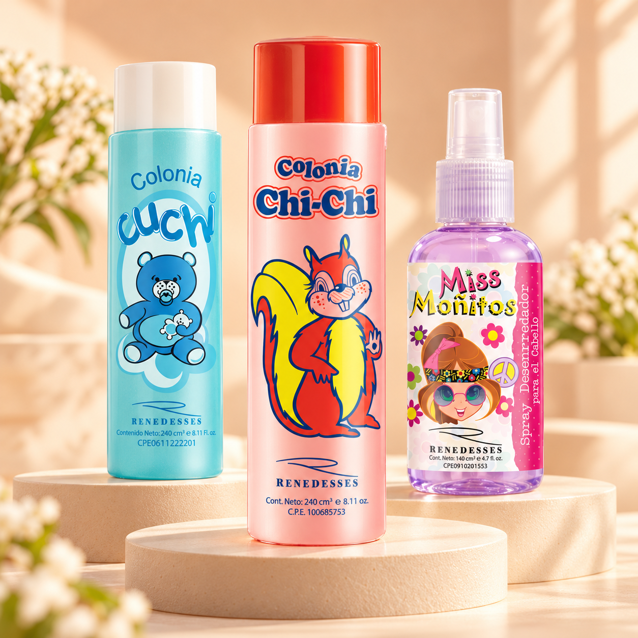Cuchi, Chi-Chi y Miss Moñitos sobre pedestales claros
